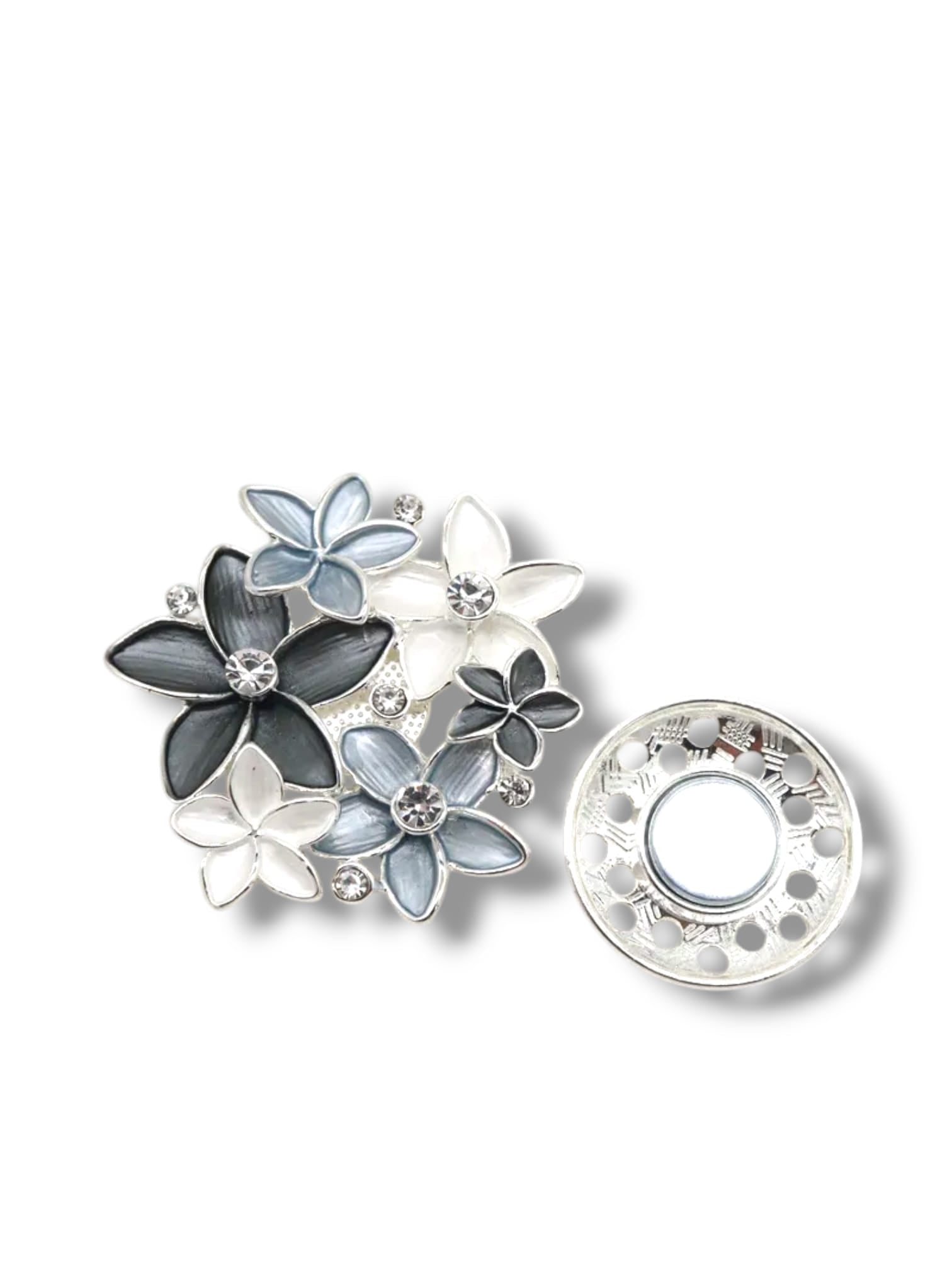 Broche aimantée "fleurs grises et blanches"