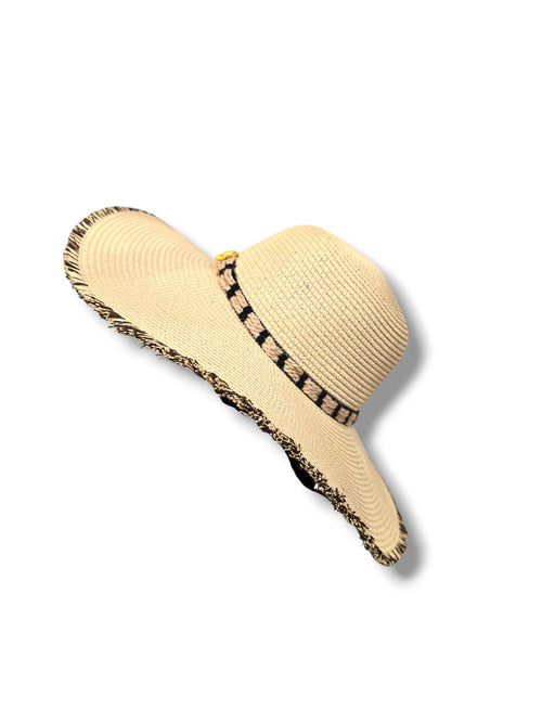Chapeau Écru à Bordure Frangée – Élégance & Protection